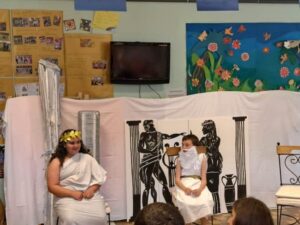Représentation de 4 pièces de théâtre sur la mythologie grecque, par les Cm1.cm2 de l'école Saint Vincent de Paul de Douai 4