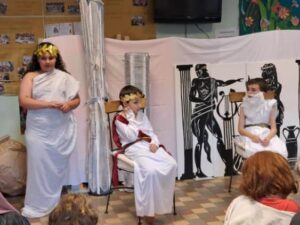 Représentation de 4 pièces de théâtre sur la mythologie grecque, par les Cm1.cm2 de l'école Saint Vincent de Paul de Douai 5
